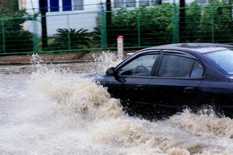 梦到下大雨要发洪水了什么意思