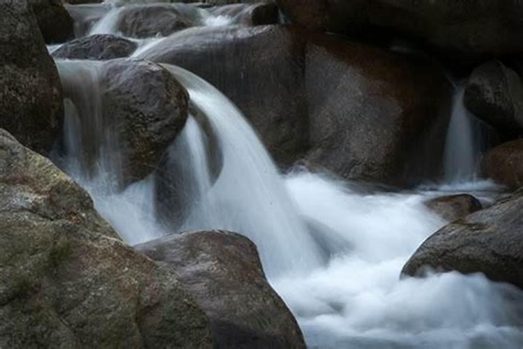 梦到水流满地好不好