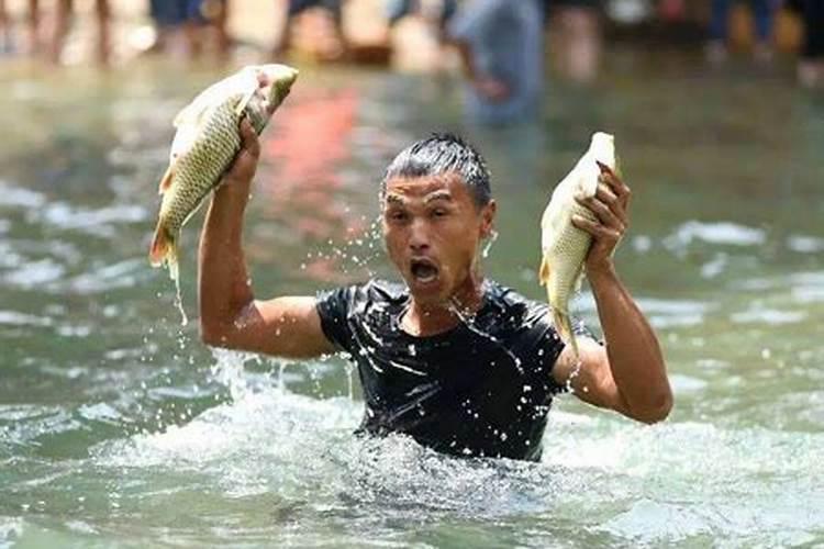 梦见我在水里捞鱼