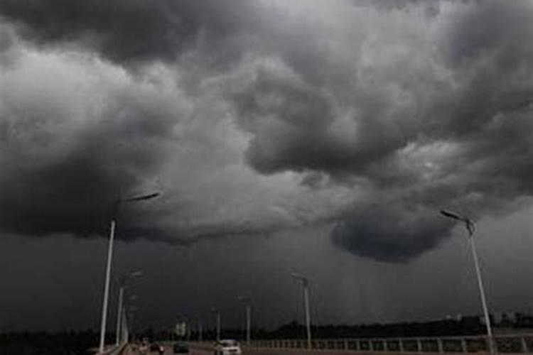 梦见天乌云密布然后下雨