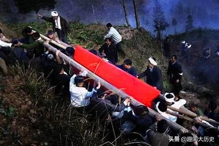 梦到人死了后全身裹着白布