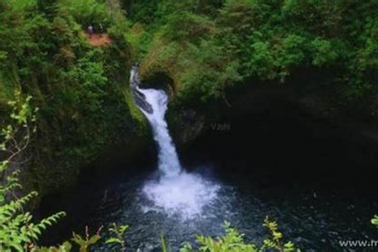 梦见水渠道里好大的水