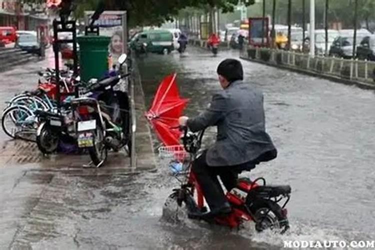 梦见骑电动车被大雨淋