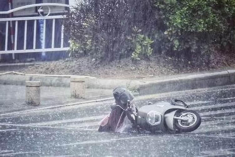 梦见骑电动车被大雨淋