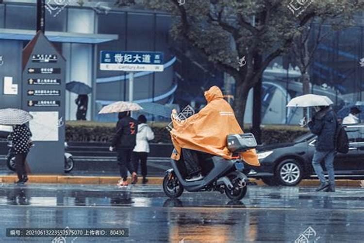 梦见自己雨中骑电动车