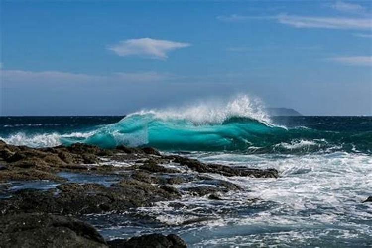 梦见大海海浪扑来