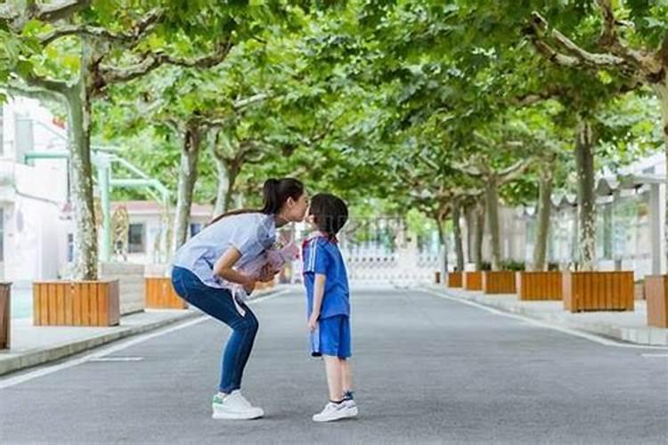 梦到跟女同学亲嘴