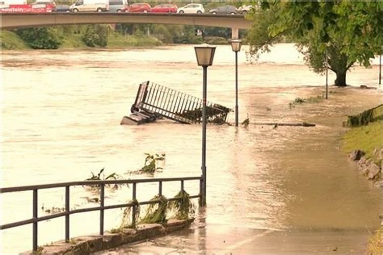 梦见姐姐摔倒流产了