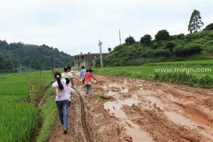 梦见回家路不好走泥巴路