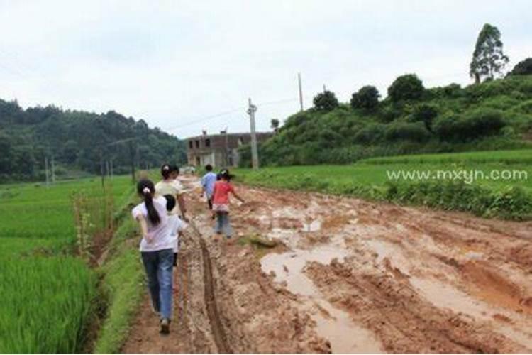 梦到走泥路回家