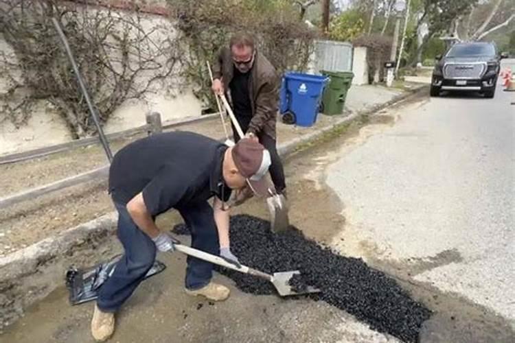 梦见路面有个坑