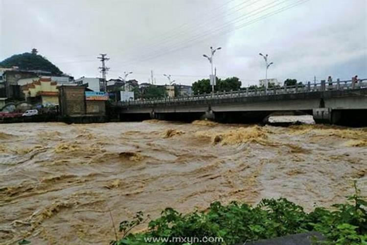 梦见河水上涨还浑浊溢出路面