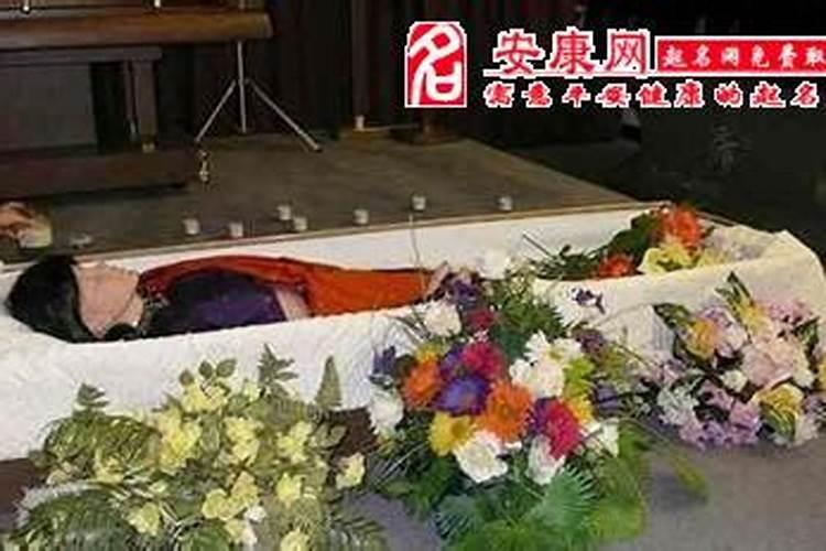 梦见别人家死人有棺材