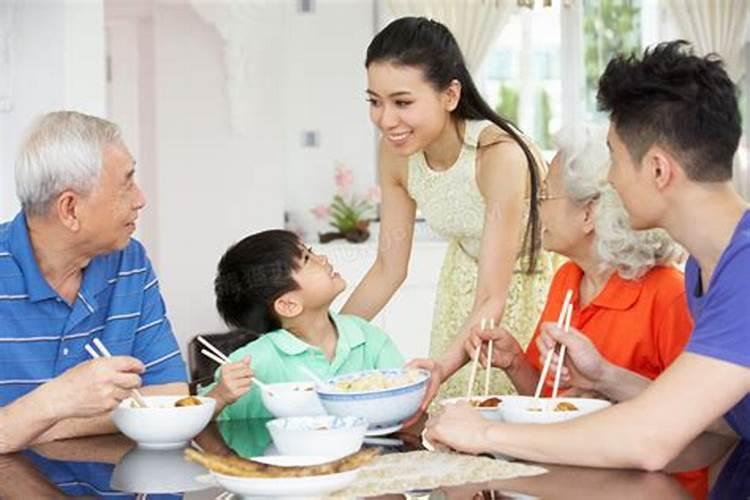 梦见在饭桌上和陌生人吃饭