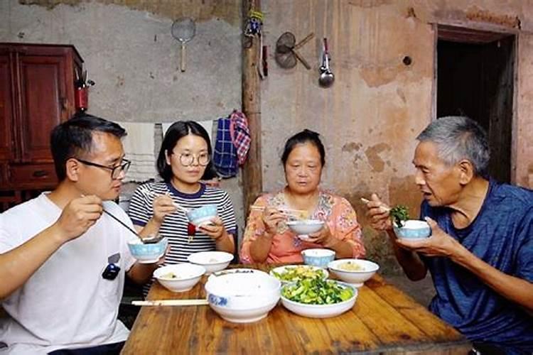 梦见一大家人在老家吃饭