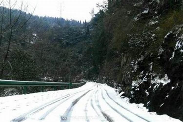 梦见路上白茫茫的积雪