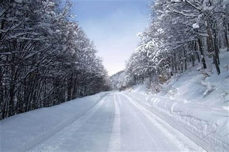 梦见道路上很厚的雪