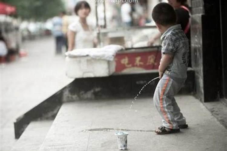 梦见在外淋雨撤尿