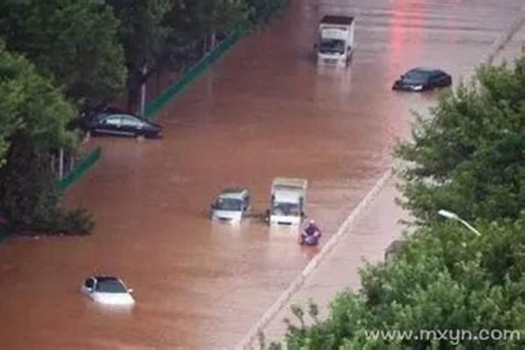 梦见雨水泥泞的路