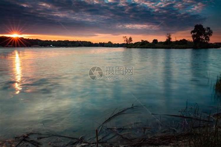 梦见美丽的湖面景色