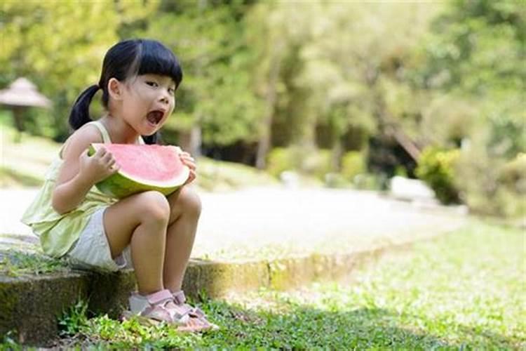 妈妈梦到女儿小时候的样子跑着玩耍,呕吐