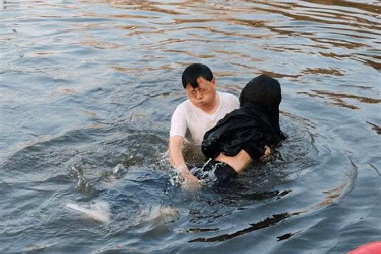 梦见救落水女人是怎么回事