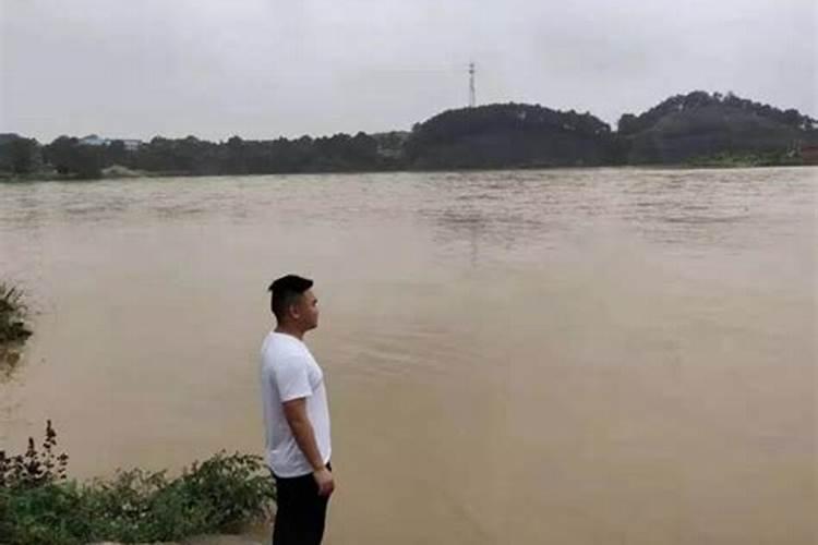 梦到湖里涨水了