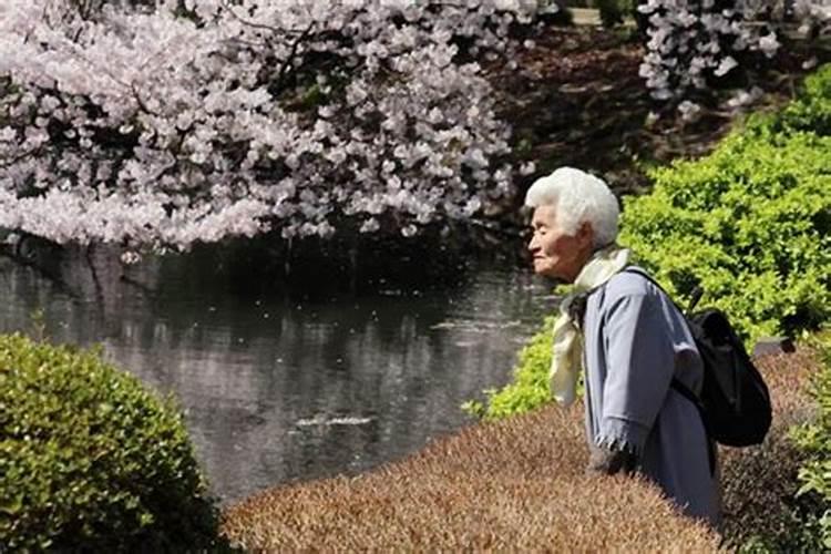 梦见死去老人活着拉大便