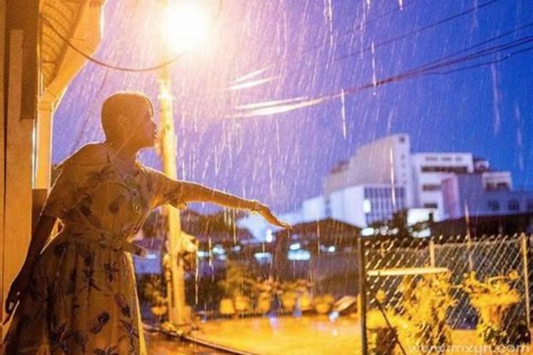 梦见下雨找不到地方躲雨