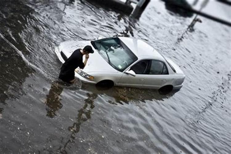 梦见涨水把路淹了和车