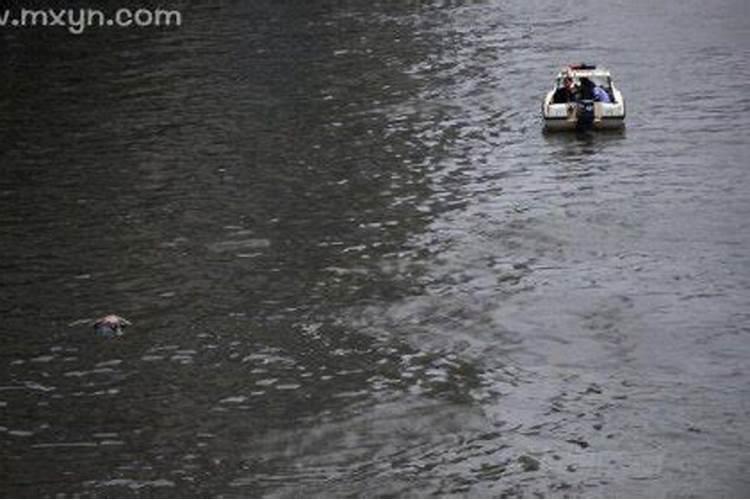 梦见水里漂浮着死尸是什么意思