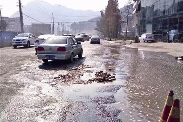 梦见坑坑洼洼的路面骑车