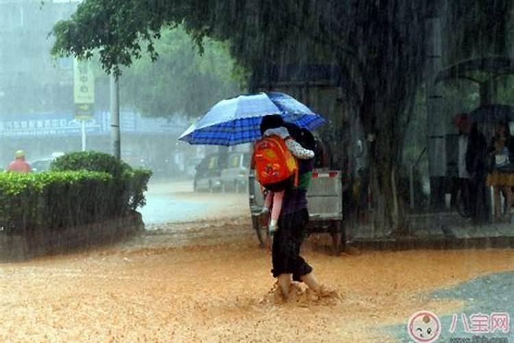 梦见下雨已故亲人帮忙