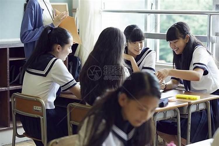 梦见跟女同学一起上课