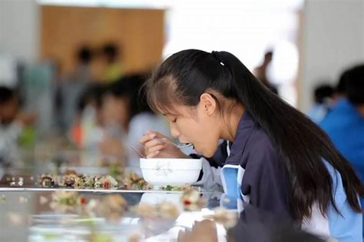 梦见学生食堂吃饭