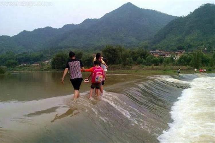 梦见路上有水很难走