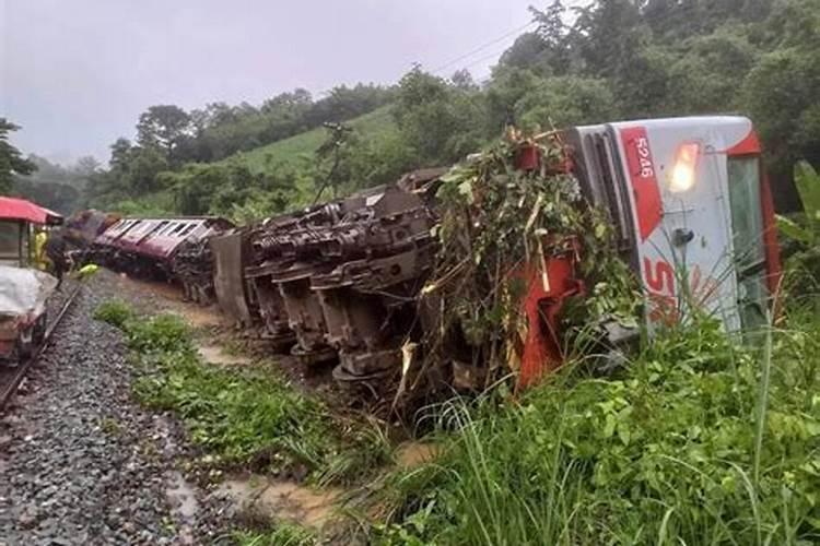 梦见火车断裂</p><p>上学的人梦见火车断轨，意味着再接再厉，不怕失败终能如愿录取。本命年的人梦见火车断轨，意味着多施舍弥补过失，慎防损伤之灾。做生意的人梦见火车断轨，代表未得时运。财物宜小心，有损失。梦见火 车，表明心中希望计划能够早日实现。怀孕的人梦见火车断轨，预示生女，冬占生男。梦见火车断轨，按周易。</p><p>梦见火车轨道断裂车还在行驶</p><p>做生意的人梦见过山车轨道断裂撞车，代表顺利得财、慎防官司、火之伤害。出行的人梦见行驶火车，建议平顺往返。梦见火车不在轨道行驶，按周易五行分析，吉祥色彩是 绿色 ，财位在 正南方向 ，桃花位在 东南方向 ，幸运数字是 2 ，开运食物是 牛肉 。恋爱中的人梦见火车断裂，说明最初意见不和，而后培养。</p><p>梦见火车断节的预兆</p><p>恋爱中的人梦见火车断节，说明双方个性保守固执，宜互相了解。梦见火车，表明心中希望计划能够早日实现。怀孕的人梦见火车断节，预示生男，春占生女，慎防流产。梦见火车断节，财运较普通，必要时应积极争取自己的劳动所得。工作不是那么顺利，因得失而苦恼，与你同病相怜的患难之交，成为这两天收获的。</p><p>梦见火车走着突然断掉</p><p>梦见火车走着突然断掉意味着：这个日子不妨以重拾友谊为重点。已经一段时间没有联络过的朋友、稍微感情开始转淡薄的人际关系都是努力的目标。或许感觉与这些人之间的情谊并非那麽重要，但是为了往後交换资讯的管道不要断掉了，能够维系住缘分的话当然最好。梦见火车走着突然断掉的吉凶：境遇安定，平顺幸福，。</p><p>梦见火车脱轨或铁轨中断是什么预兆?</p><p>1.梦见火车脱轨或铁轨中断,这都是在暗示你生活将会起重大的变化，也许是因为你日渐与社会的步调脱节、或与朋友周遭失去联络了，所以要多注意与外界的连系、与朋友也要多互动。2.梦见铁路车祸,而你不是受难者，这表示你的某个亲友或好友受了伤，让你对某一个意外事故特别关心，想要查出原因等等。另。</p><p>梦见车轨断裂</p><p>怀孕的人梦见车轨断裂，预示遭人破坏，五年营利困难，宜退守。恋爱中的人梦见走火车轨，说明性情难容，互相忍让婚姻可成。本命年的人梦见车轨，意味着运势平平，家神风水不安，宜修整，可顺利。梦中的火车如果是平顺的行走，表示你的人生将会很顺畅，而如果火车在爬坡，表示你的健康亮红灯，有可能是心脏的。</p>		</div>
        </article>
		<div class=