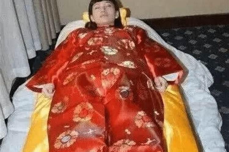 梦见死人穿着寿衣复活