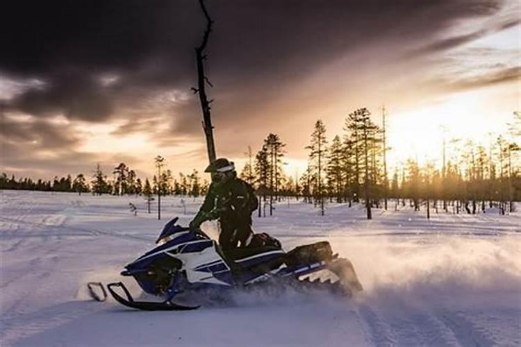 女人梦见男人骑车带着自己在雪地上骑