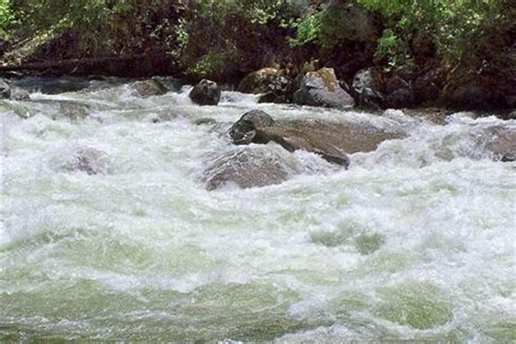 梦见山路两边都是河水