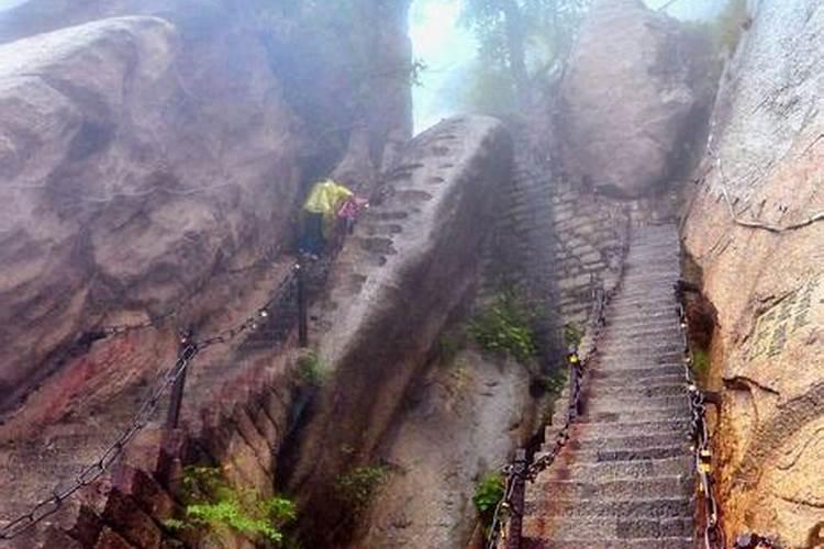 梦见两座山中间一条路