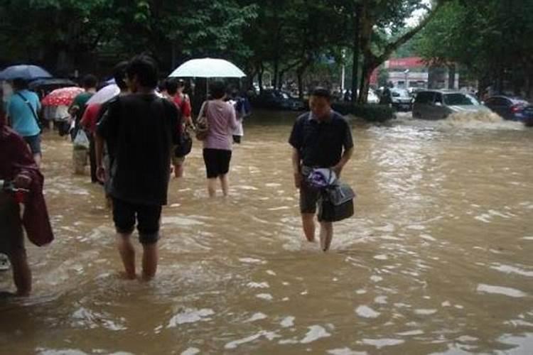 梦见大暴雨涨水