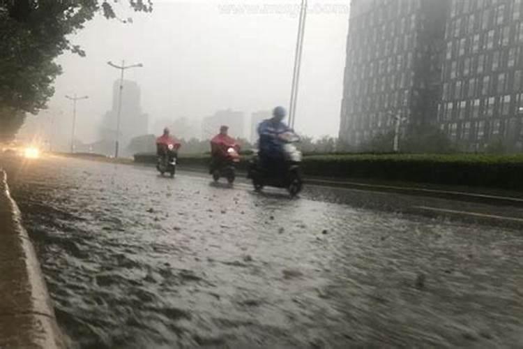 孕妇梦见大雨水成河流