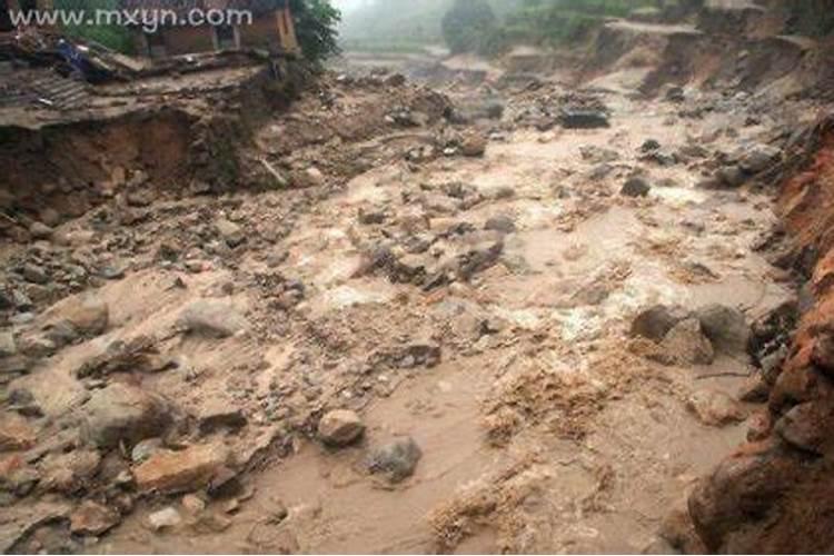 男人梦见发洪水,土地开裂什么预兆