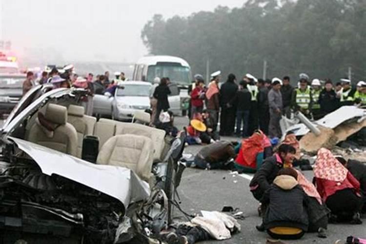 梦到姐夫出车祸死了,地上好多血什么意思呀