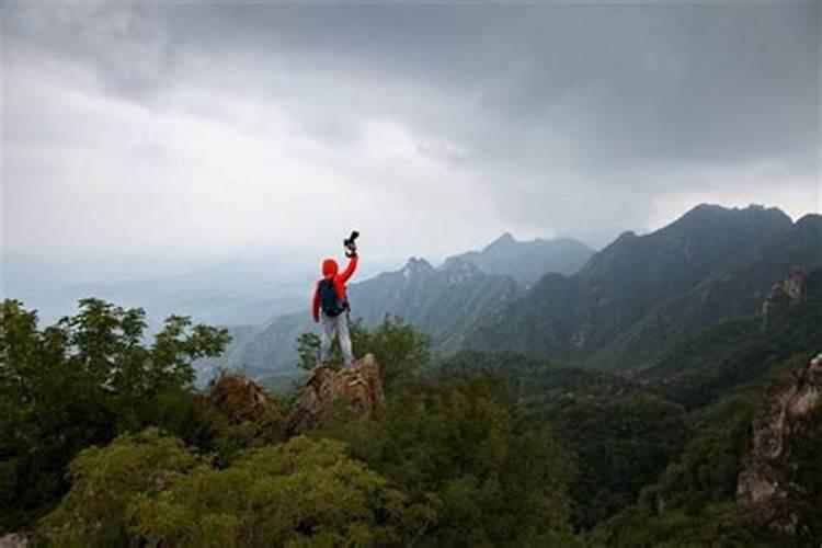 梦见爬山看见佛和寺庙佛像什么意思啊周公解梦