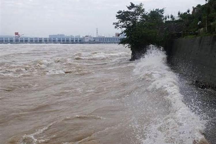 梦见洪水路面塌陷