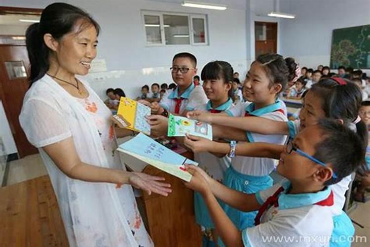 梦到小学老师和高中老师打架什么意思