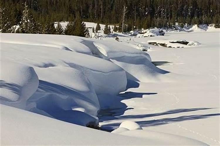 梦见雪堆得厚厚的