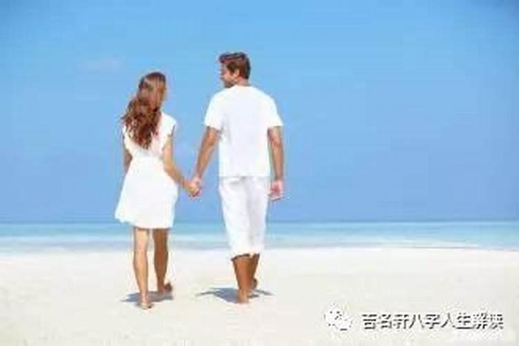 女人梦见自己淋浴洗澡空间很小